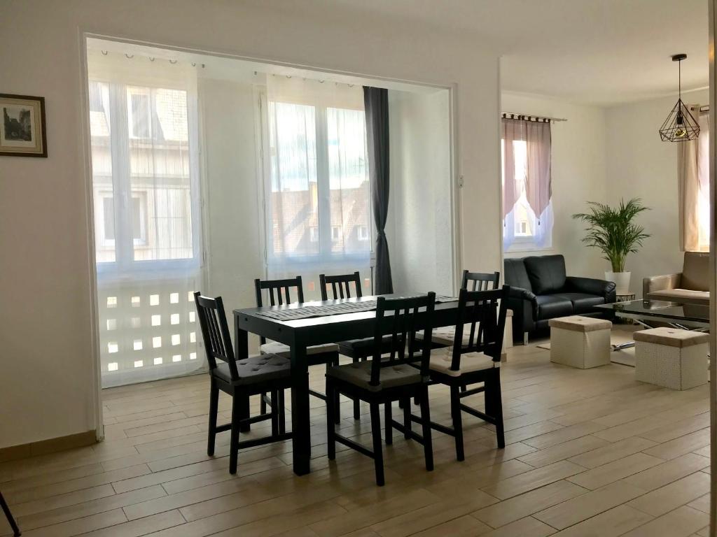 埃爾伯夫的住宿－Chez F&K，客厅设有餐桌和椅子