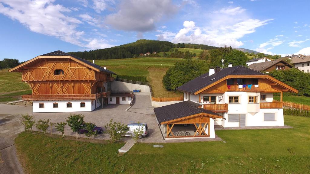 - une vue aérienne sur une maison avec une grange dans l'établissement Rodererhof, à Laion