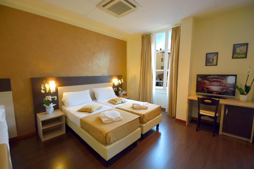 um quarto de hotel com uma cama e uma televisão em B&B Marbò Florence em Florença