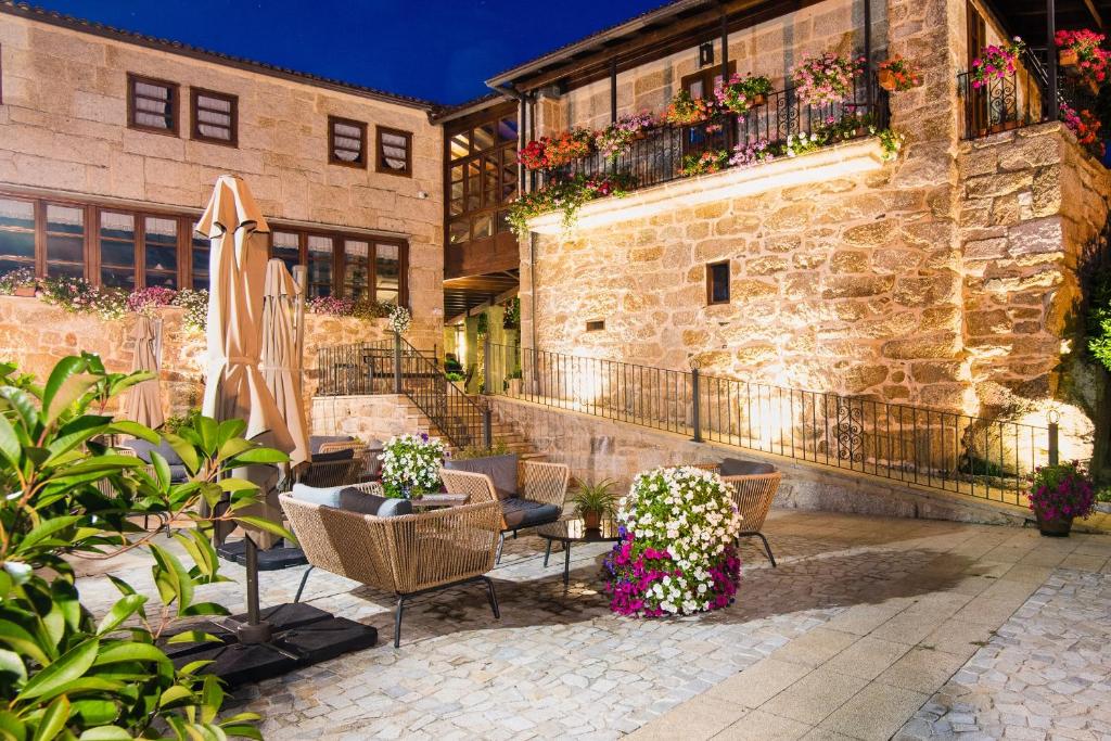 un patio con sillas y sombrillas frente a un edificio en Pazo de Esposende, en Esposende