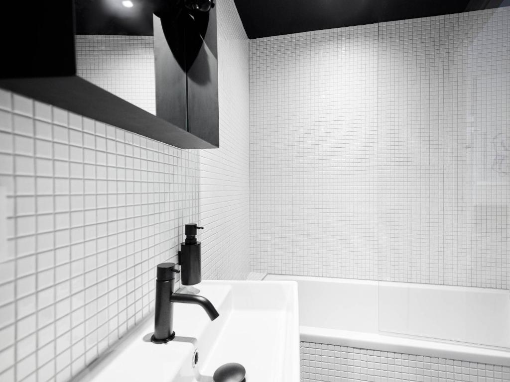 French Theory - Resim 24