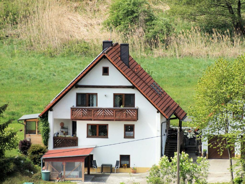 a white house with a brown roof at FeWo Die Dittrichs in Eggolsheim