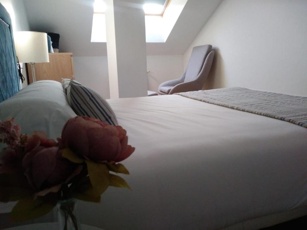 - une chambre avec un lit fleuri dans l'établissement Teleña, à Cangas de Onís