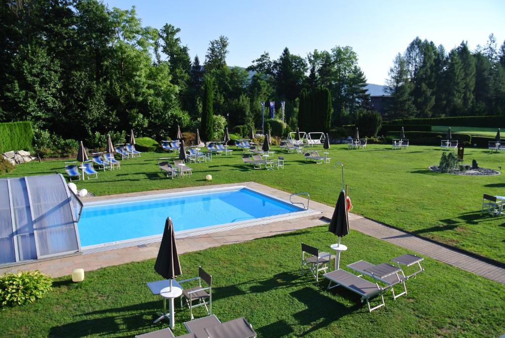 Bazén v ubytování Dei Hotel Schönblick nebo v jeho okolí