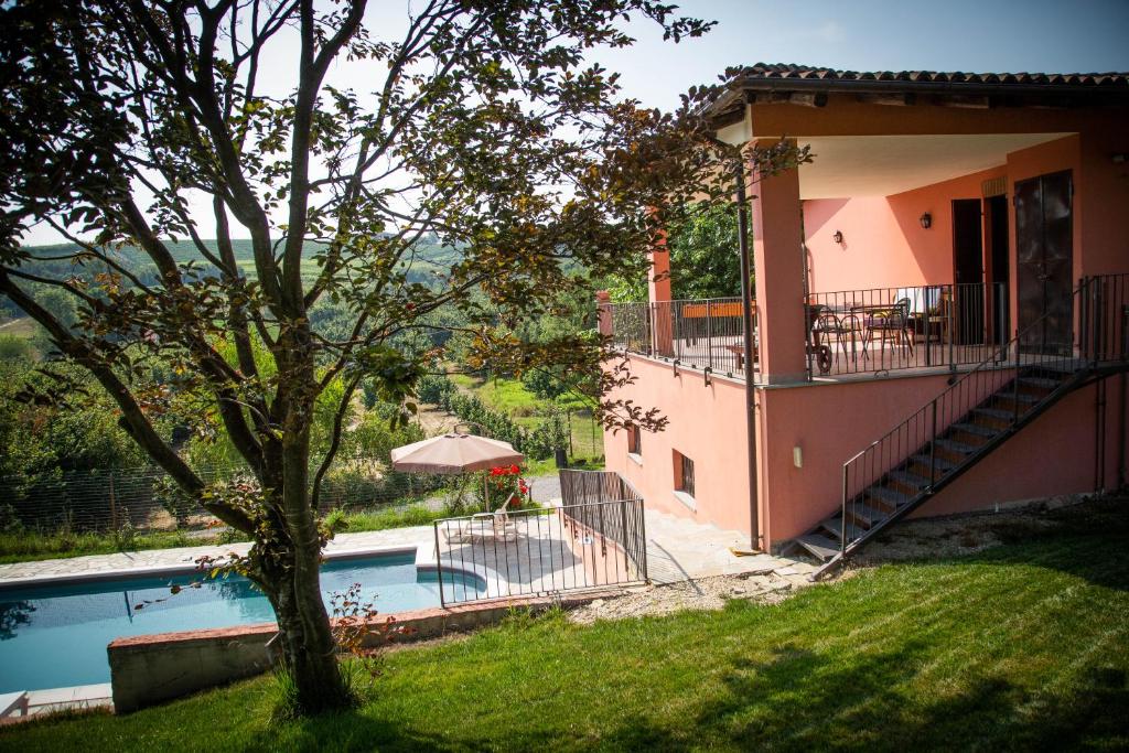 a villa with a swimming pool and a house at Villa con piscina e intera struttura a uso esclusivo casa del moré in La Morra