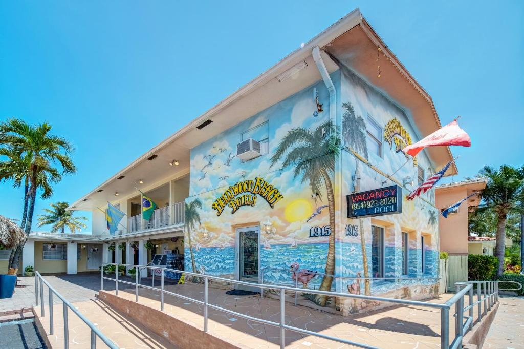 un edificio con un mural en el costado en Hollywood Beach Hotels, en Hollywood