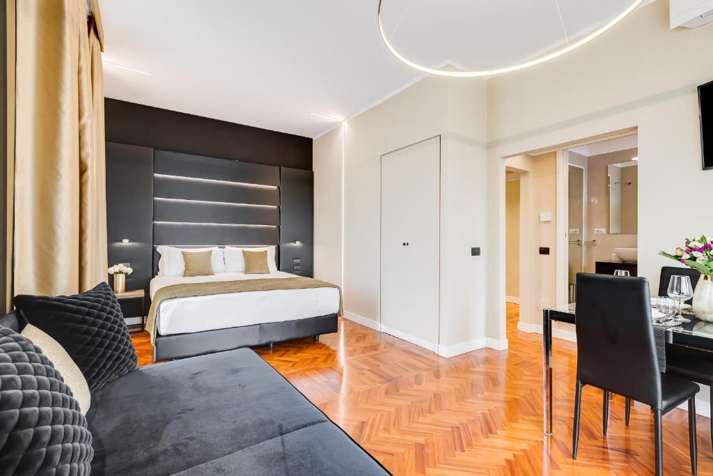 sypialnia z łóżkiem i salonem w obiekcie Frattina High-end apt w Rzymie