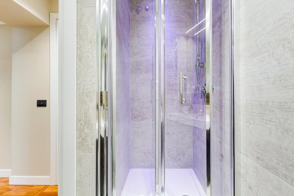 prysznic ze szklanymi drzwiami w łazience w obiekcie Frattina High-end apt w Rzymie