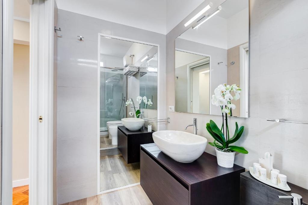 łazienka z dwoma umywalkami i dwoma lustrami w obiekcie Frattina High-end apt w Rzymie
