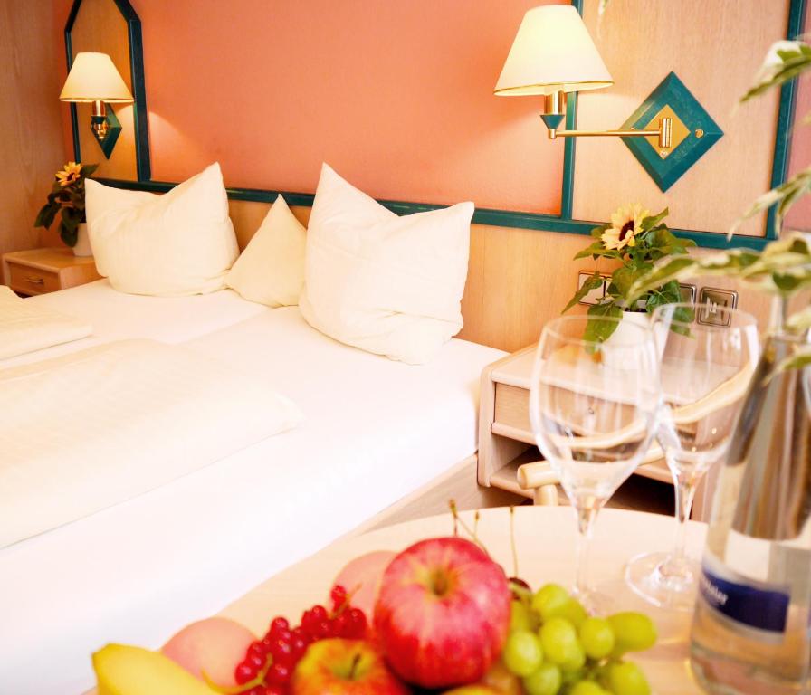 Postel nebo postele na pokoji v ubytování Kohlers Hotel Engel