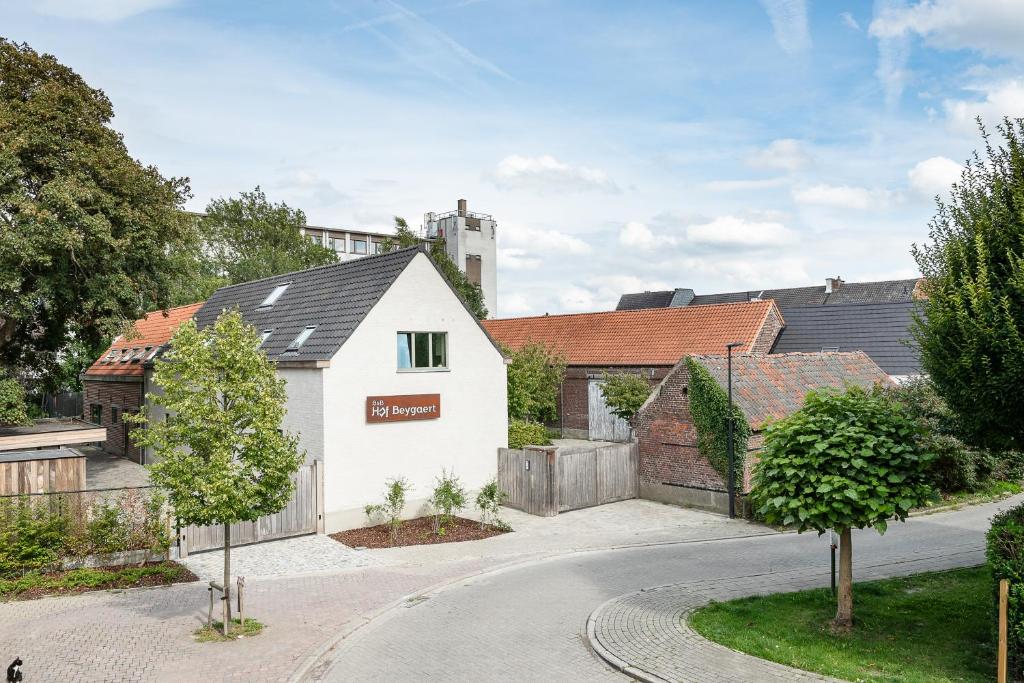 een wit huis aan de kant van een weg bij B&B Hof Beygaert in Aalst