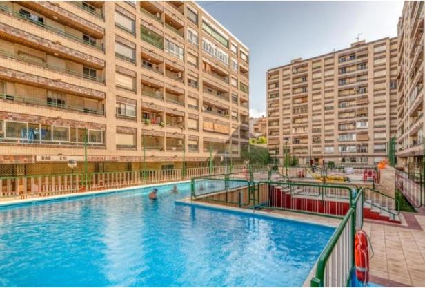 una gran piscina en una ciudad con edificios altos en ATICO con Piscina BELLAVISTA, en Tudela