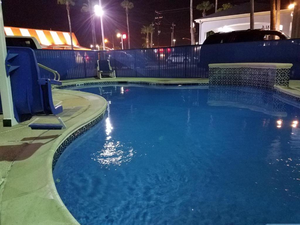 Bazén v ubytování Texas Inn Downtown McAllen nebo v jeho okolí