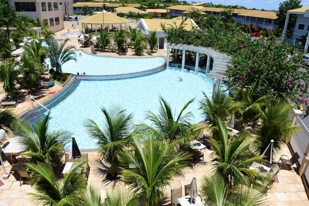 uma vista sobre uma grande piscina com palmeiras em Lacqua diRoma 1 - Apartamentos JN em Caldas Novas