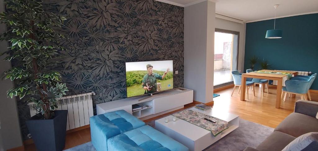 salon z telewizorem z płaskim ekranem na ścianie w obiekcie Apartamento Exclusivo Bueu Centro, 50M playa w mieście Bueu
