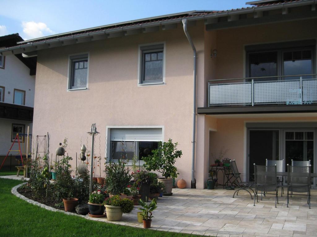 un patio frente a una casa con plantas en Ferienwohnung Anderl, en Reischenhart