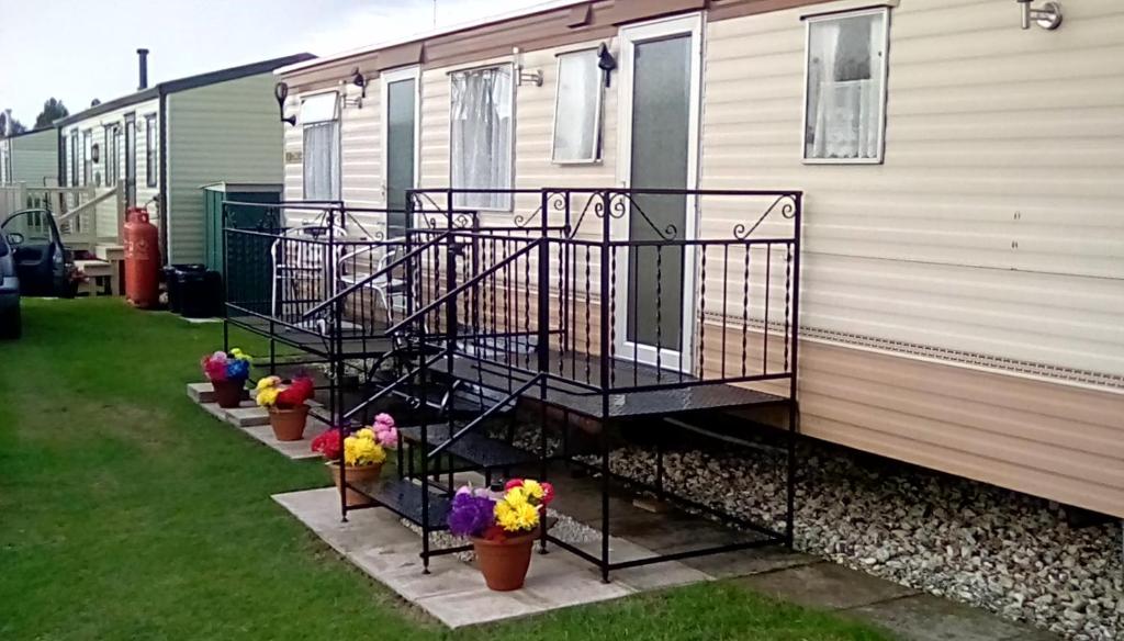 Chalet 6 Birth family Holiday caravan Ingoldmells 10 mins walk to the Beach and fantasy Island