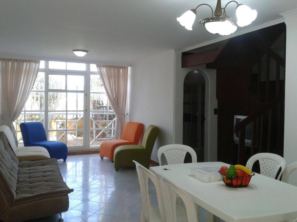 ein Wohnzimmer mit einem Tisch und Stühlen in der Unterkunft Casa D Linda II in San Andrés