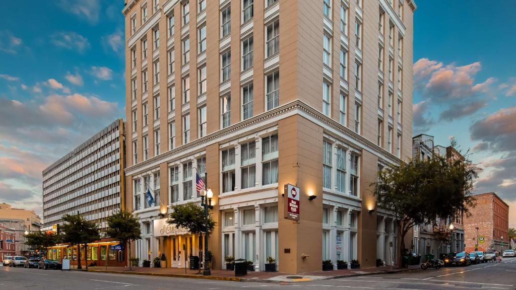 um grande edifício alto numa rua da cidade em Best Western Plus St. Christopher Hotel em Nova Orleans