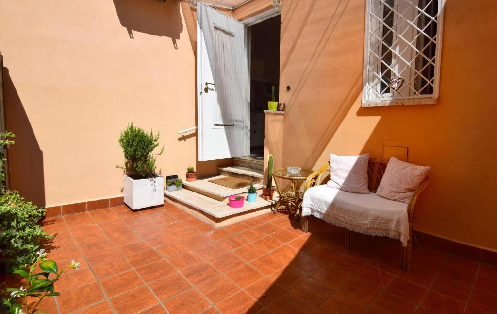 ローマにある40metri d’amorの椅子とテーブル、窓が備わる客室です。