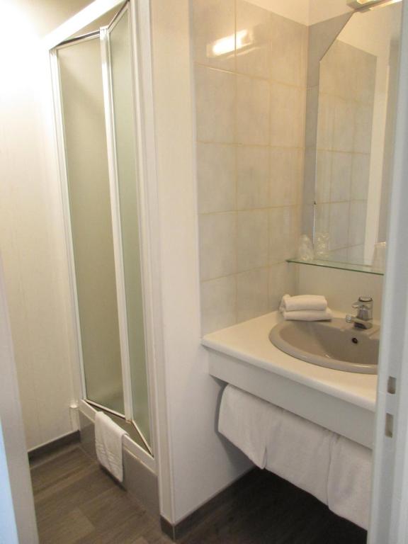 Koupelna v ubytování CIT'HÔTEL LE DAV Clermont-Ferrand Centre