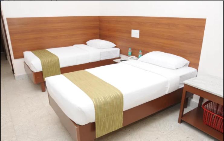 Postel nebo postele na pokoji v ubytování Sreeparthi Hotel