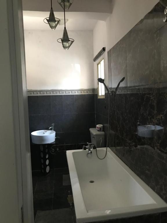 Un baño de Lekki Phase 1, Lagos REVIV One Bed Apartment
