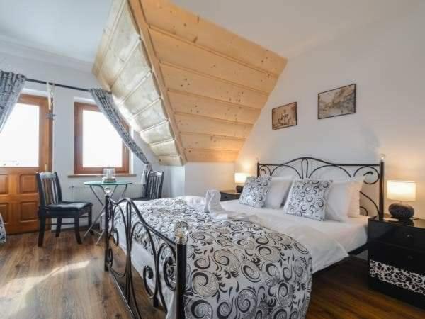 ゾンプにあるHawrańの木製の天井が特徴のベッドルーム1室(大型ベッド1台付)