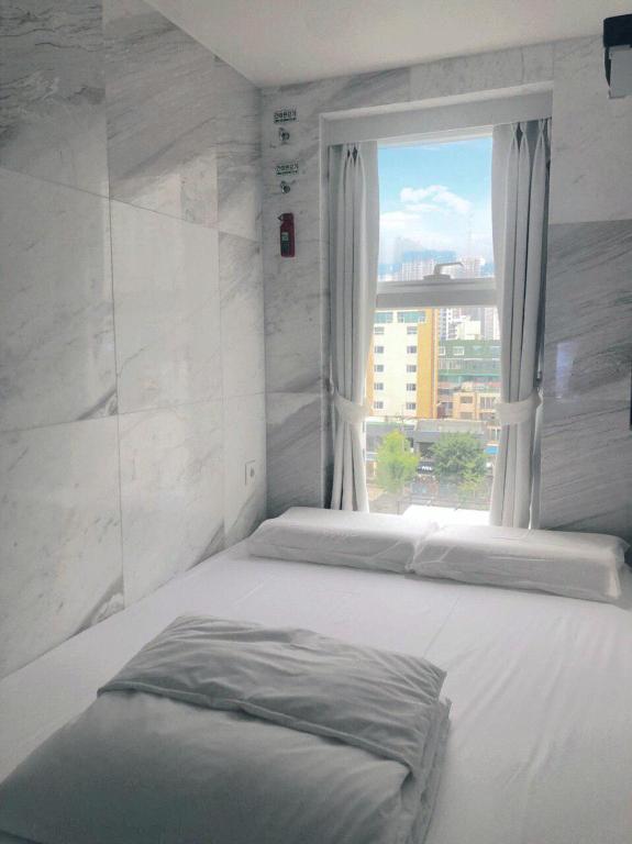 Postel nebo postele na pokoji v ubytování Gwanganli Hotel 1