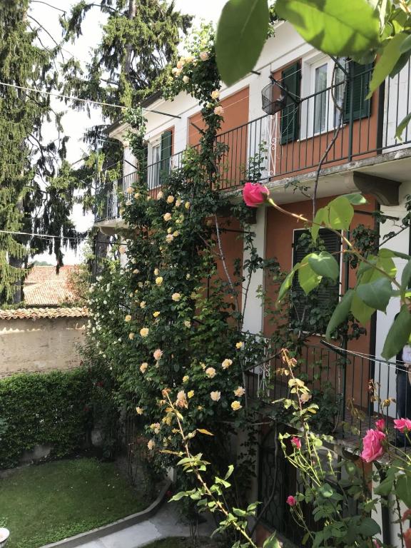 a building with a bunch of flowers on it at Bed & Roses Meni in La Morra