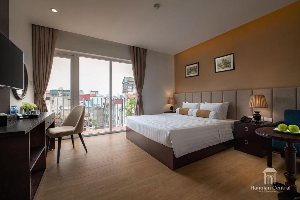 Postel nebo postele na pokoji v ubytování Hanoian Central Hotel & Spa