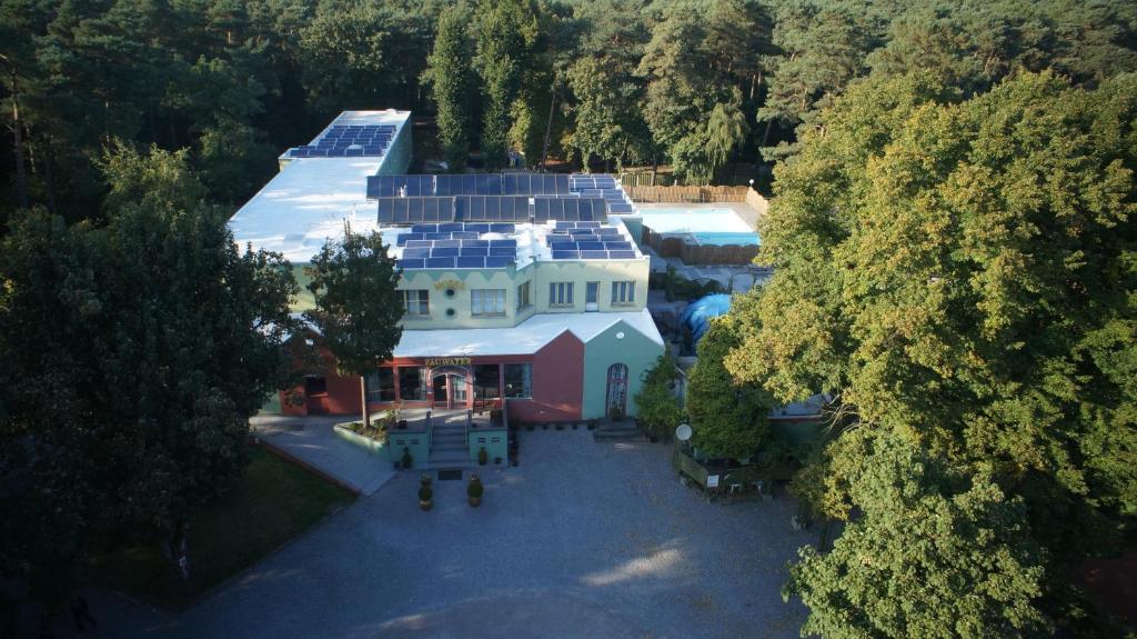 - une vue aérienne sur une maison dotée de panneaux solaires dans l'établissement Hotel Fauwater, à Kasterlee