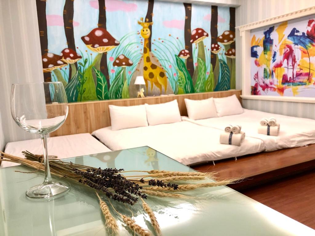 Kaohsiung Time's في كاوشيونغ: غرفة معيشة مع أريكة وطاولة زجاجية