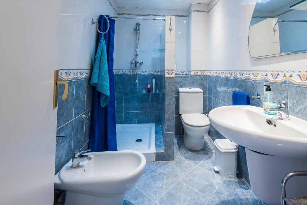 A bathroom at Calipso Tamarit