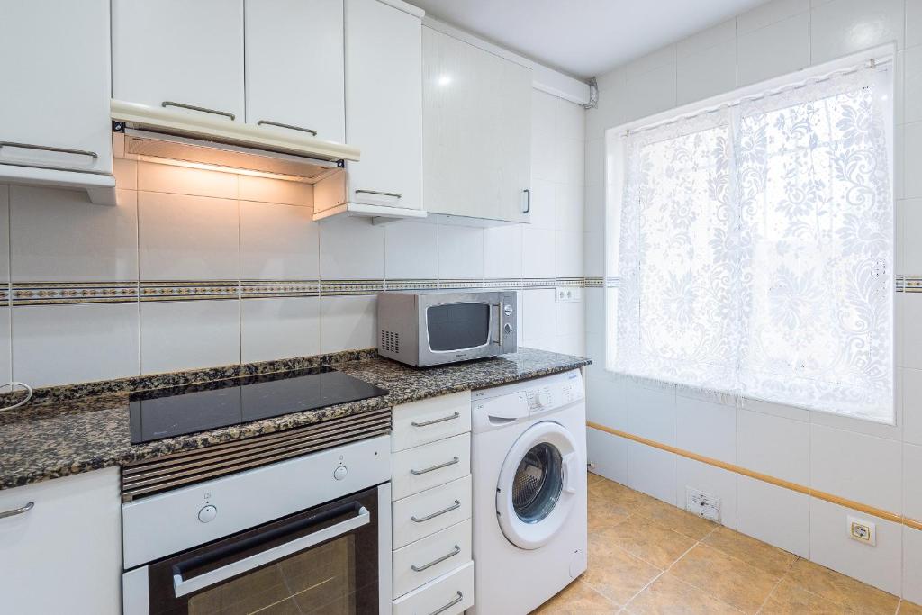 A kitchen or kitchenette at Calipso Tamarit