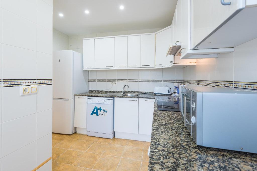 A kitchen or kitchenette at Calipso Tamarit