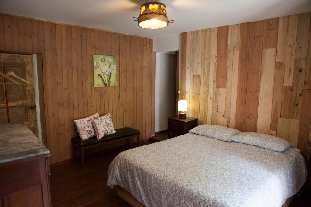 Postel nebo postele na pokoji v ubytování Visaisa taverna & foresteria