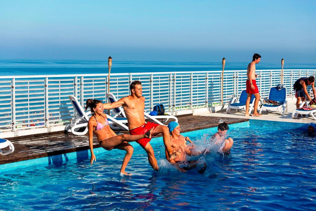 Bazén v ubytování Medi Garden Hotel&Residence nebo v jeho okolí