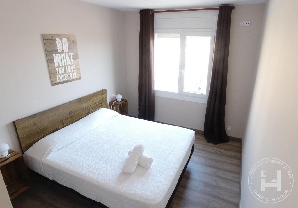 um quarto com uma cama com dois ursinhos de peluche em L'Hostalet d'Arenys de Mar em Arenys de Mar