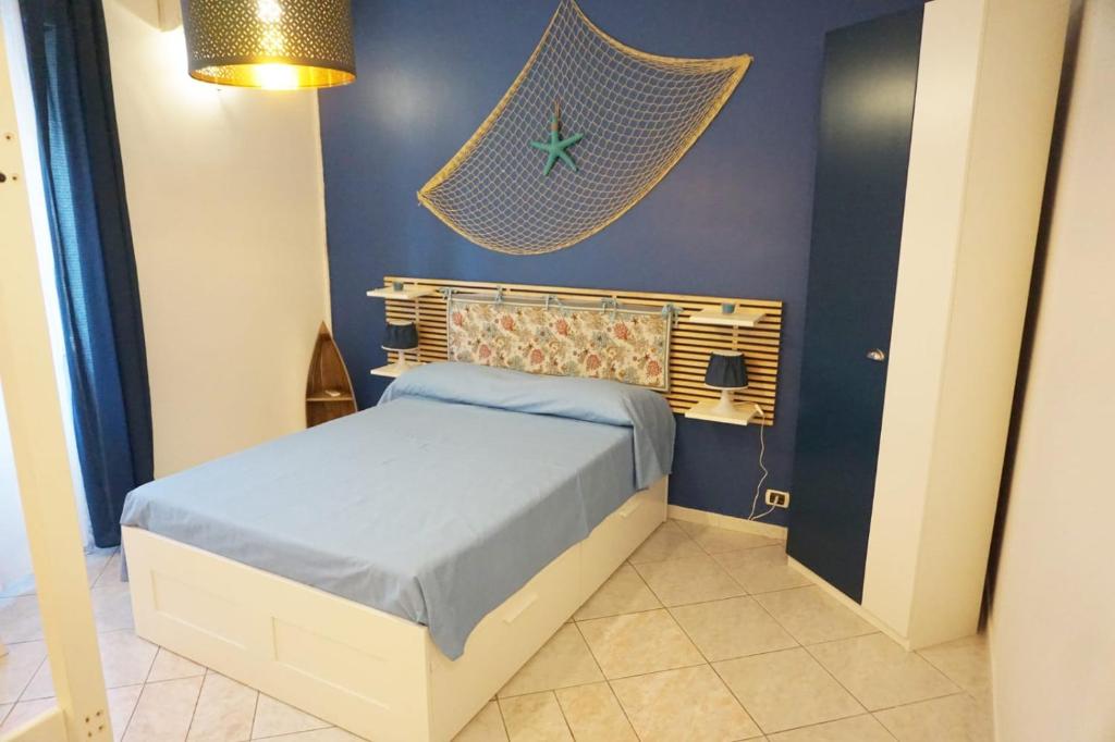 ein Schlafzimmer mit einem Bett und einer hängenden Hängematte in der Unterkunft Blue sea in Aci Castello