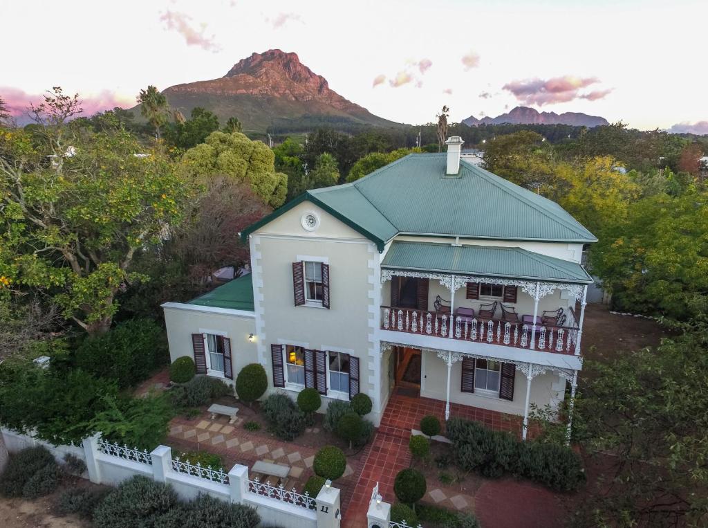 eine Luftansicht eines weißen Hauses mit grünem Dach in der Unterkunft Evergreen Manor and Spa in Stellenbosch