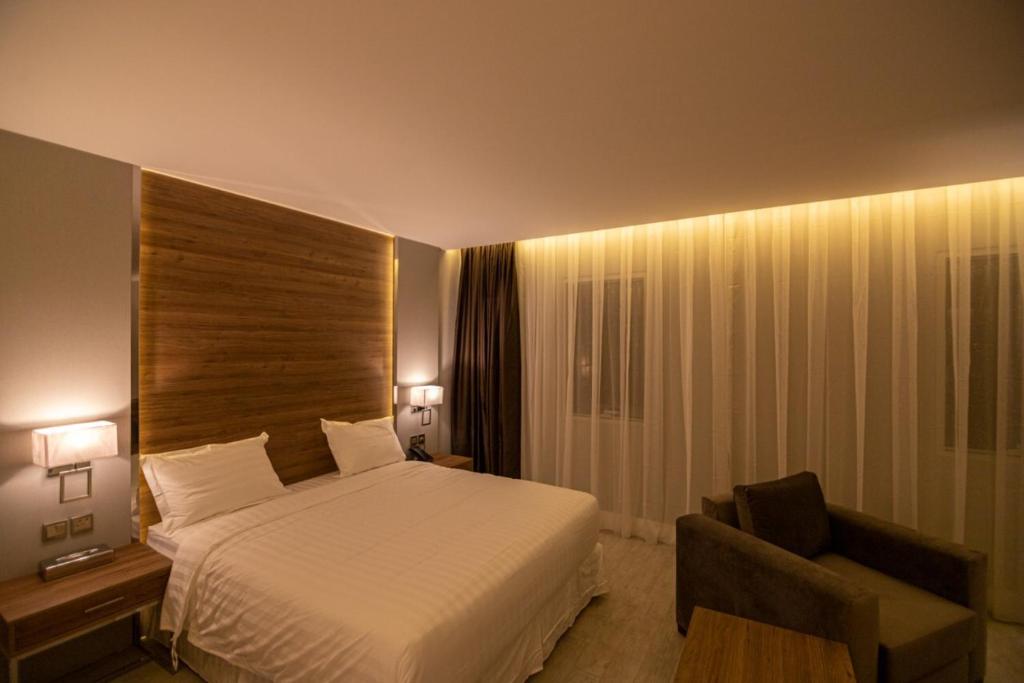 מיטה או מיטות בחדר ב-قولدن سكوير طريق الرياض Golden Square Riyadh Road