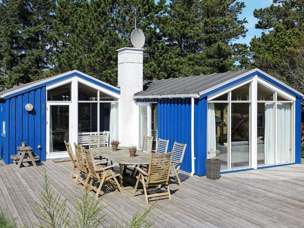 スケーエンにあるHoliday home Skagen XXの青い小屋(テーブル、椅子付)