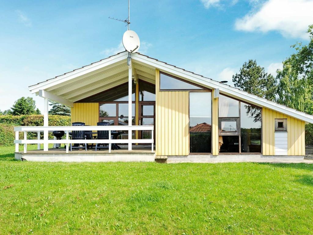 SønderbyにあるThree-Bedroom Holiday home in Juelsminde 17の黄色の家