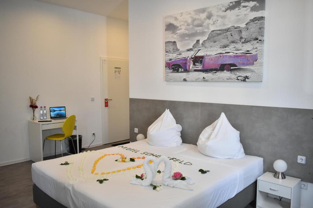 Una habitación de hotel con una cama con dos conejos. en Motel Schönefeld, en Großziethen