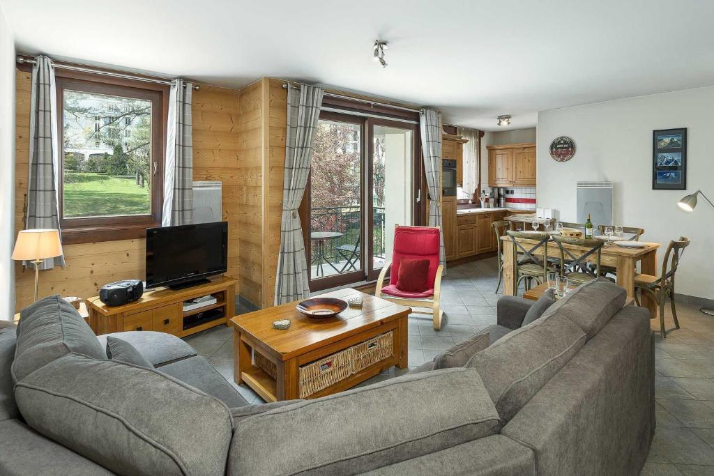ein Wohnzimmer mit 2 Sofas und einem Esszimmer in der Unterkunft APARTMENT STADDON - Alpes Travel - Central Chamonix - Sleeps 4-6 in Chamonix-Mont-Blanc