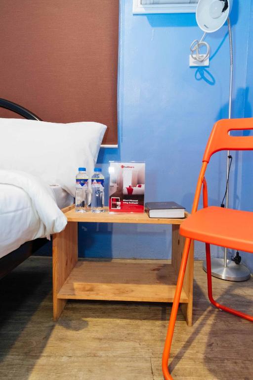 Postel nebo postele na pokoji v ubytování RedDoorz at Hotel Rosemarie
