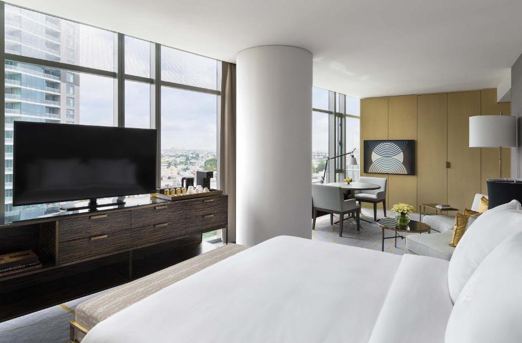 TV a/nebo společenská místnost v ubytování Four Seasons Hotel Bengaluru at Embassy ONE