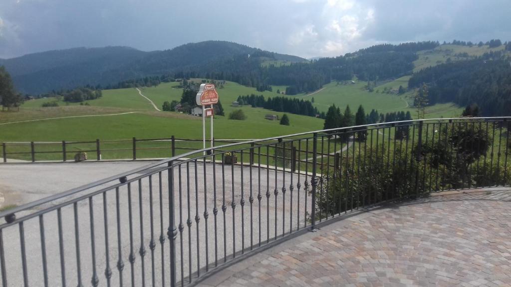 Nespecifikovaný výhled na hory nebo výhled na hory při pohledu z kempu