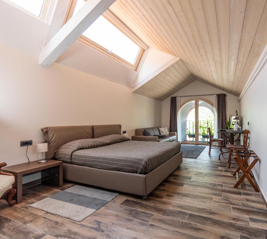 sypialnia z łóżkiem i sklepionym sufitem w obiekcie La Locanda del Cantiere w mieście Laglio